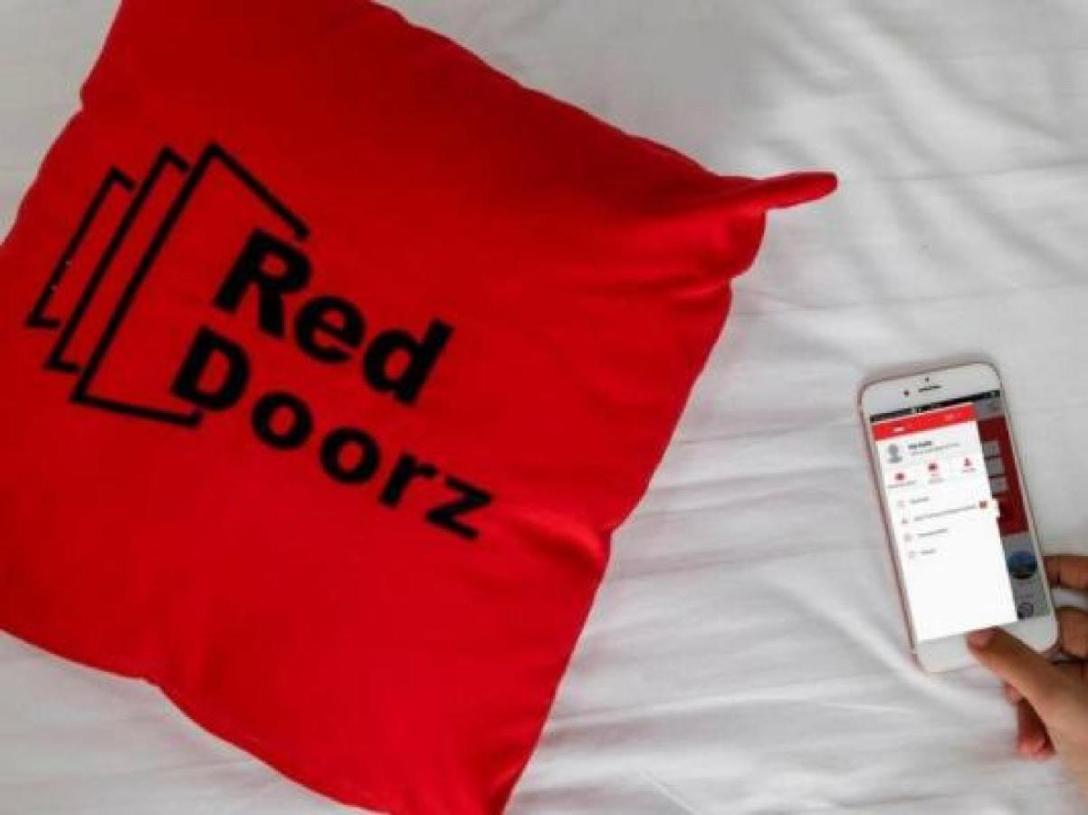 Отель Reddoorz Syariah @ Ketintang Сурабая Экстерьер фото